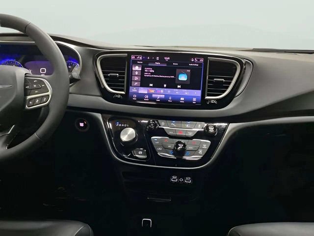 Used 2025 Chrysler Pacifica Select FWD image 15