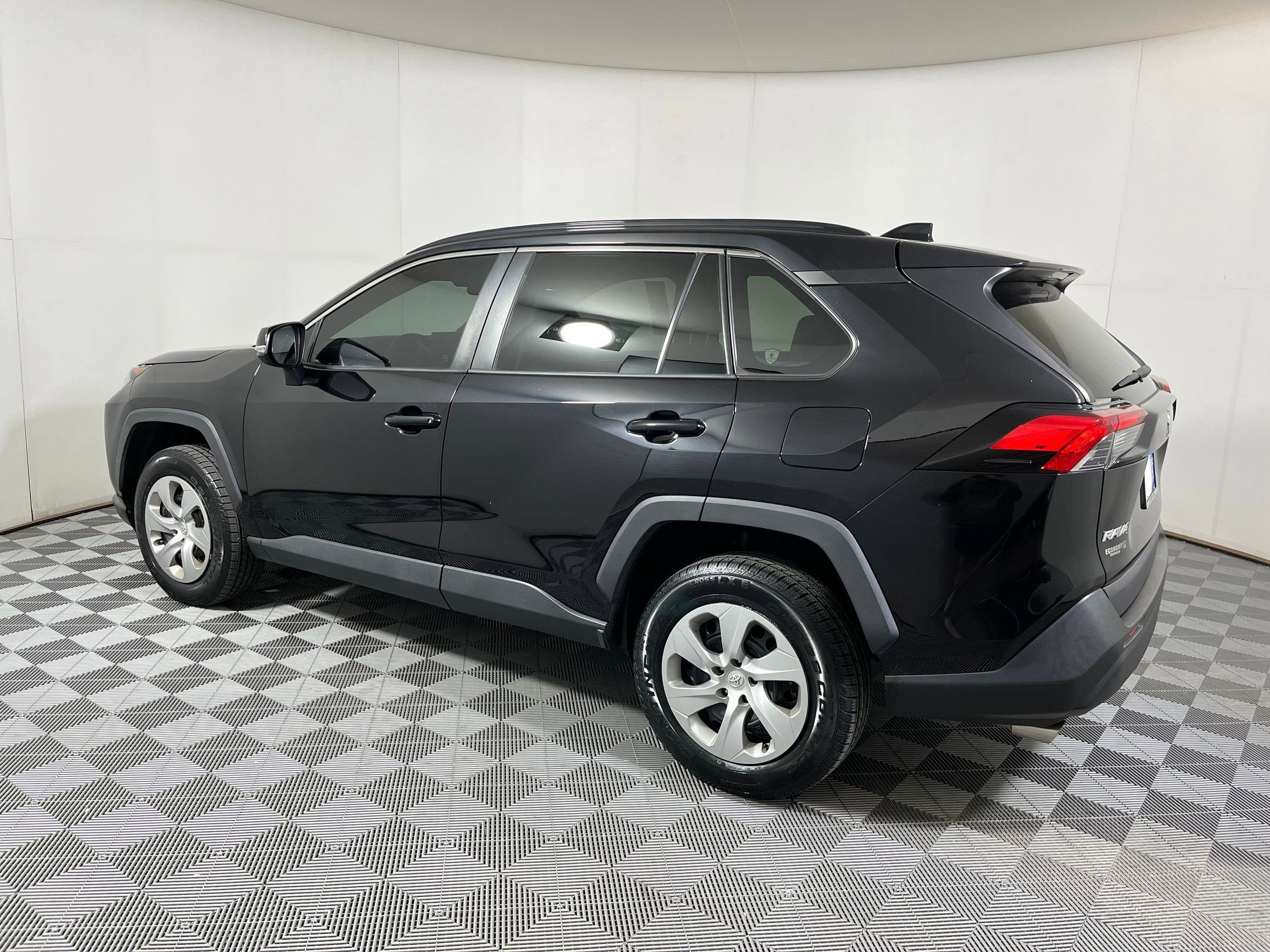 Used 2021 Toyota RAV4 LE image 2