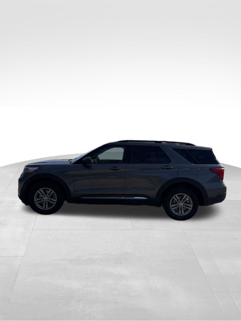 Used 2024 Ford Explorer XLT w/ Equipment Group 202A AWD/4WD image 8