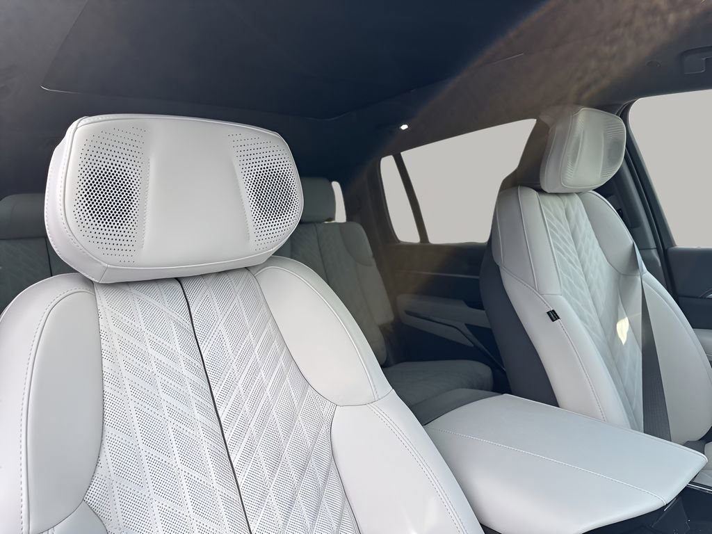 New 2025 Cadillac Escalade IQ Sport 1 w/ LPO, ONYX Package AWD/4WD image 16