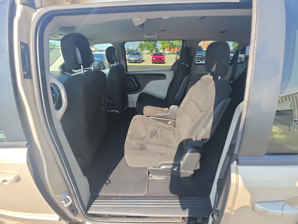 Used 2015 Dodge Grand Caravan SXT w/ Rear Park Assist Package FWD image 23