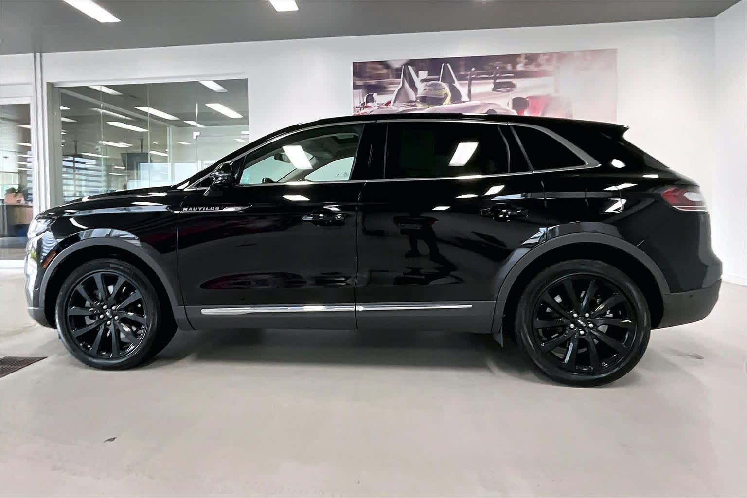 Used 2023 Lincoln Nautilus Reserve w/ Equipment Group 202A AWD/4WD image 3