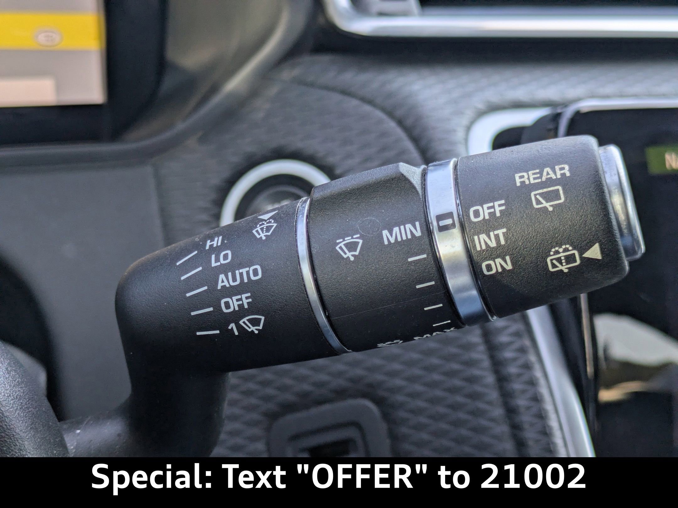 Used 2019 Land Rover Range Rover Velar R-Dynamic SE image 32