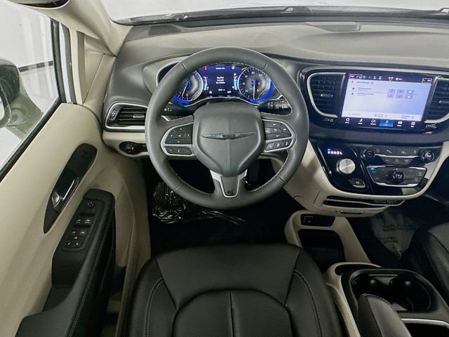 Used 2024 Chrysler Pacifica Touring-L image 21