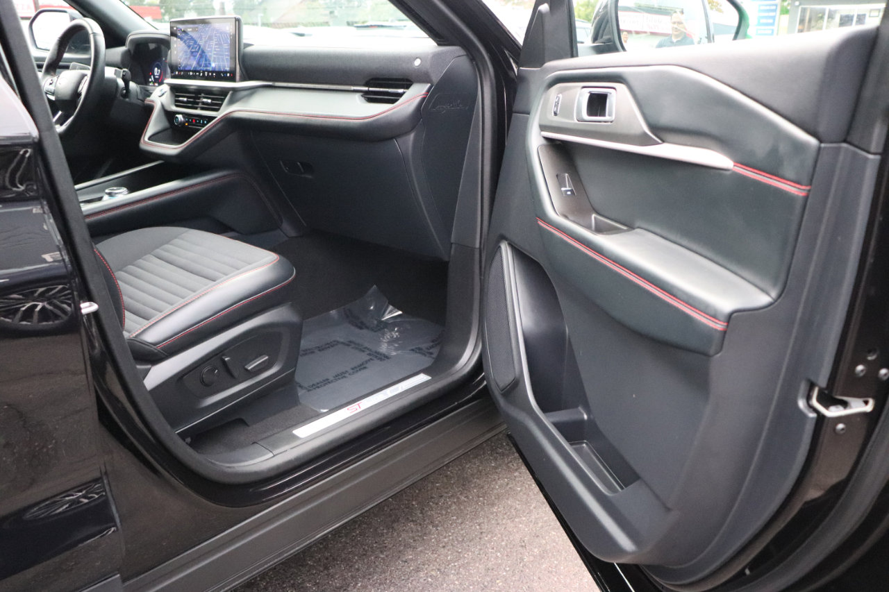 Used 2025 Ford Explorer ST-Line image 17