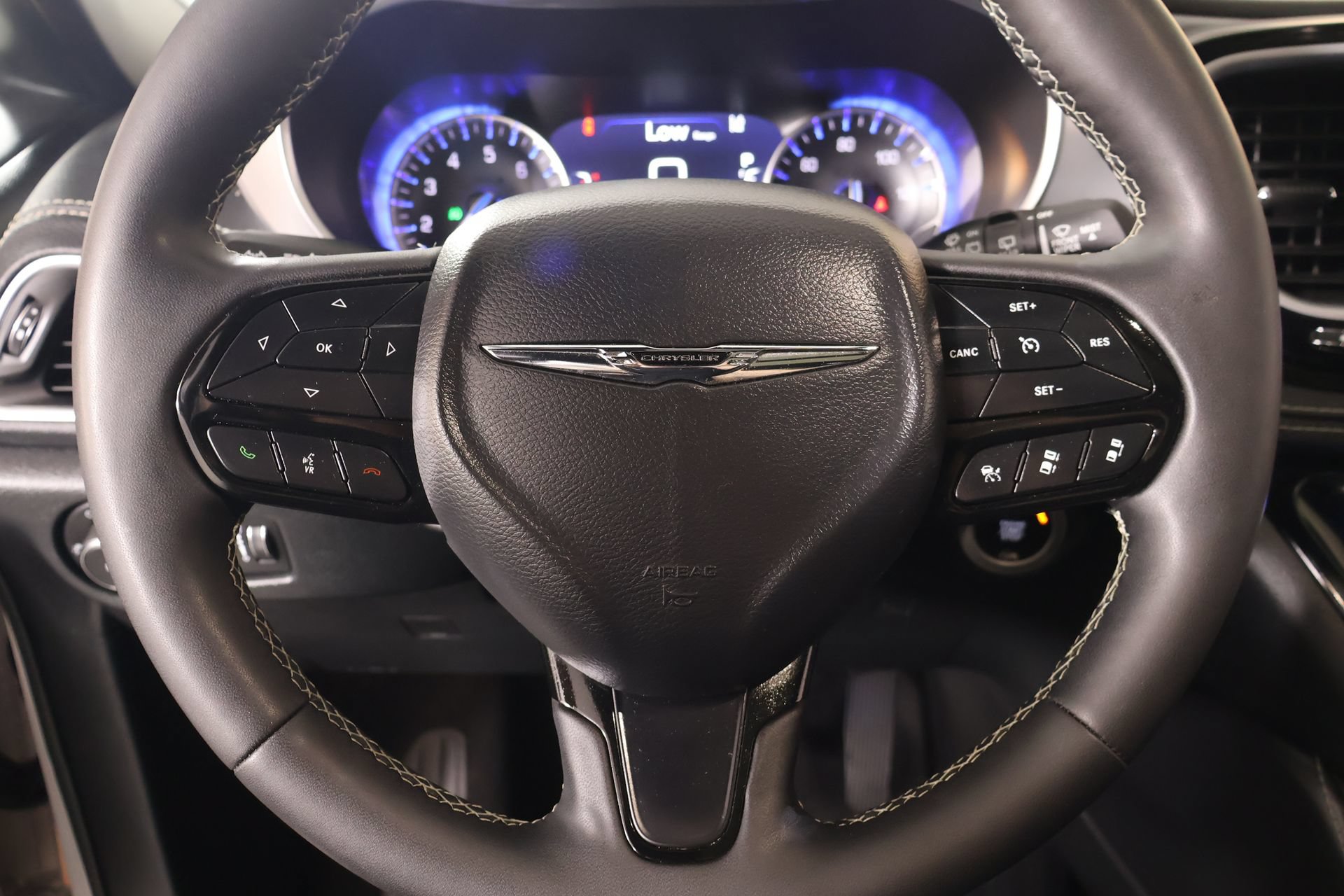 Used 2025 Chrysler Pacifica Limited FWD image 3