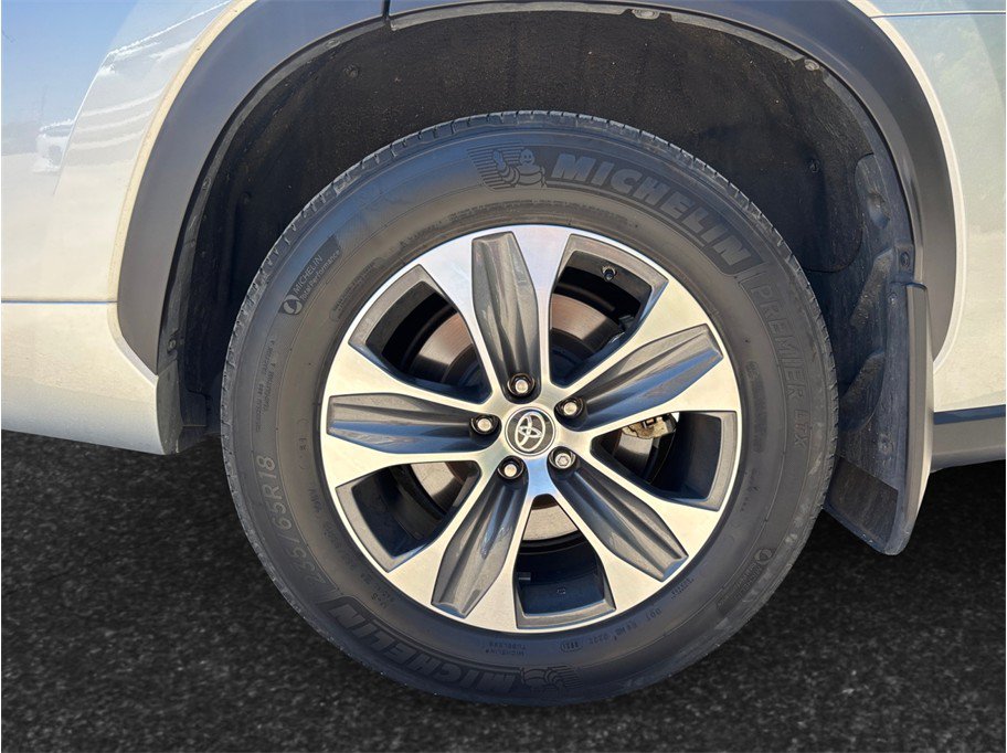 Used 2021 Toyota Highlander XLE AWD/4WD image 14