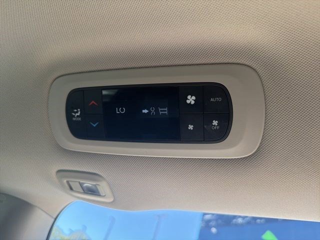 Used 2019 Chrysler Pacifica Limited w/ Tire & Wheel Group FWD image 24