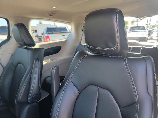 Certified 2024 Chrysler Pacifica Select image 16