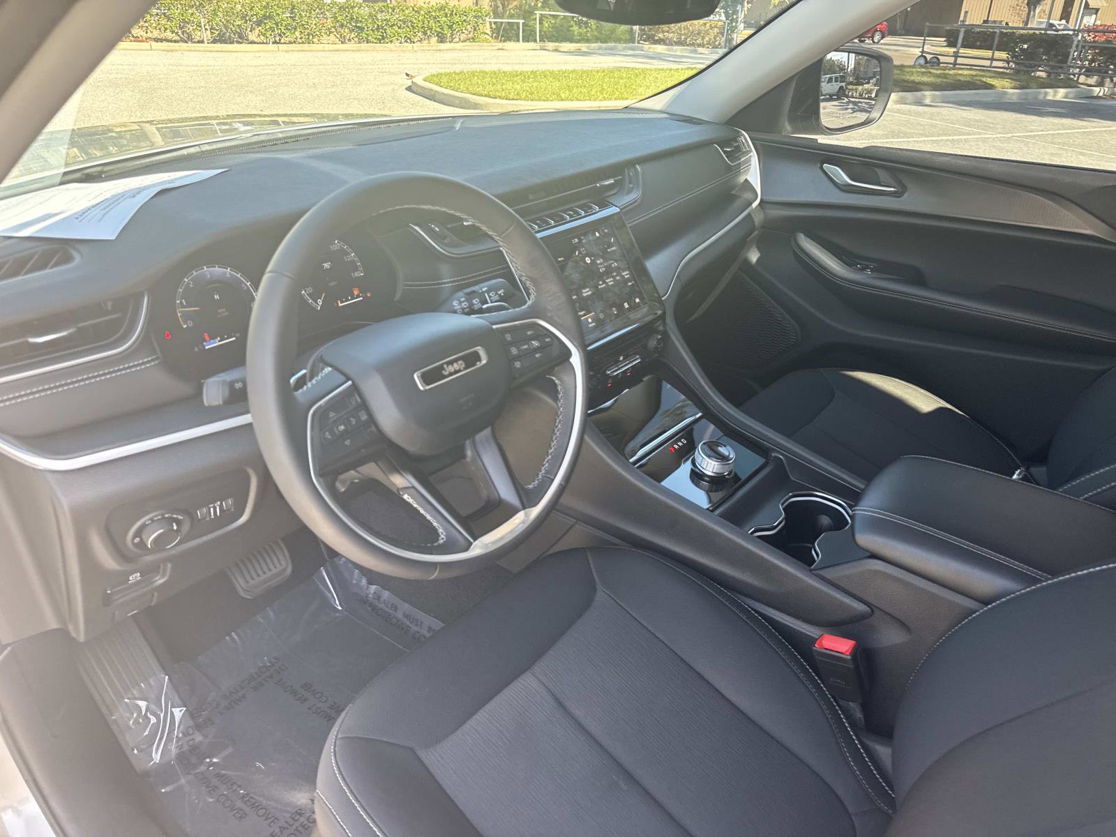 Used 2023 Jeep Grand Cherokee Laredo image 30