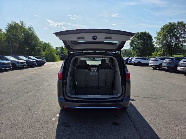 Used 2017 Chrysler Pacifica Touring-L w/ Tire & Wheel Group FWD image 10