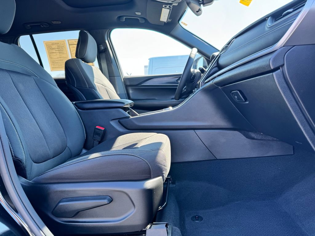 Used 2024 Jeep Grand Cherokee Laredo X image 10