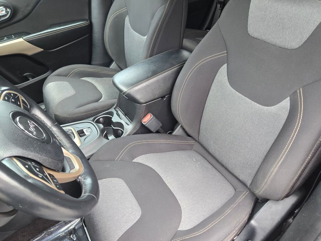 Used 2018 Jeep Cherokee Latitude w/ Cold Weather Group AWD/4WD image 21