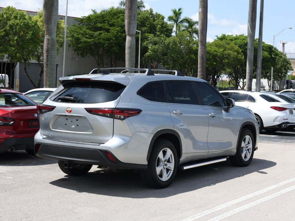 Used 2024 Toyota Highlander LE FWD image 5