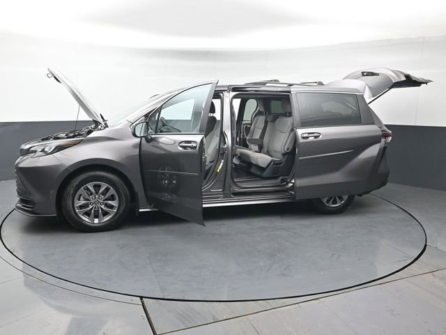 Certified 2024 Toyota Sienna LE w/ LE Plus Package image 50