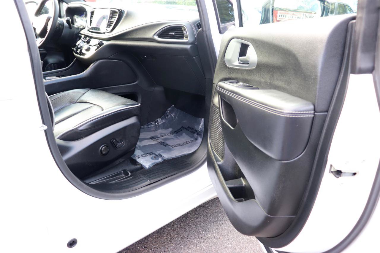 Used 2026 Chrysler Pacifica Limited FWD image 17