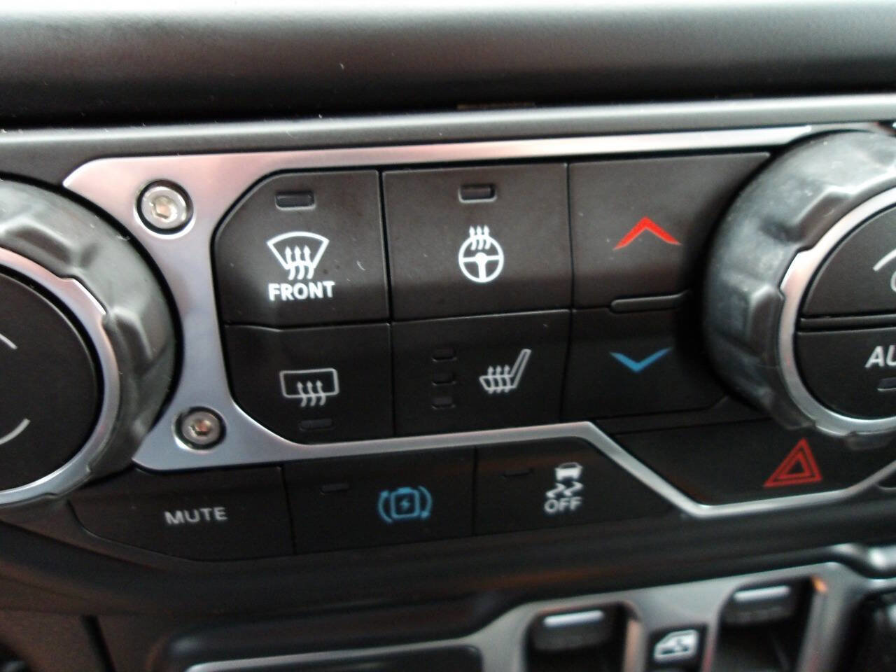 Used 2023 Jeep Wrangler Unlimited Sahara w/ Cold Weather Group AWD/4WD image 16