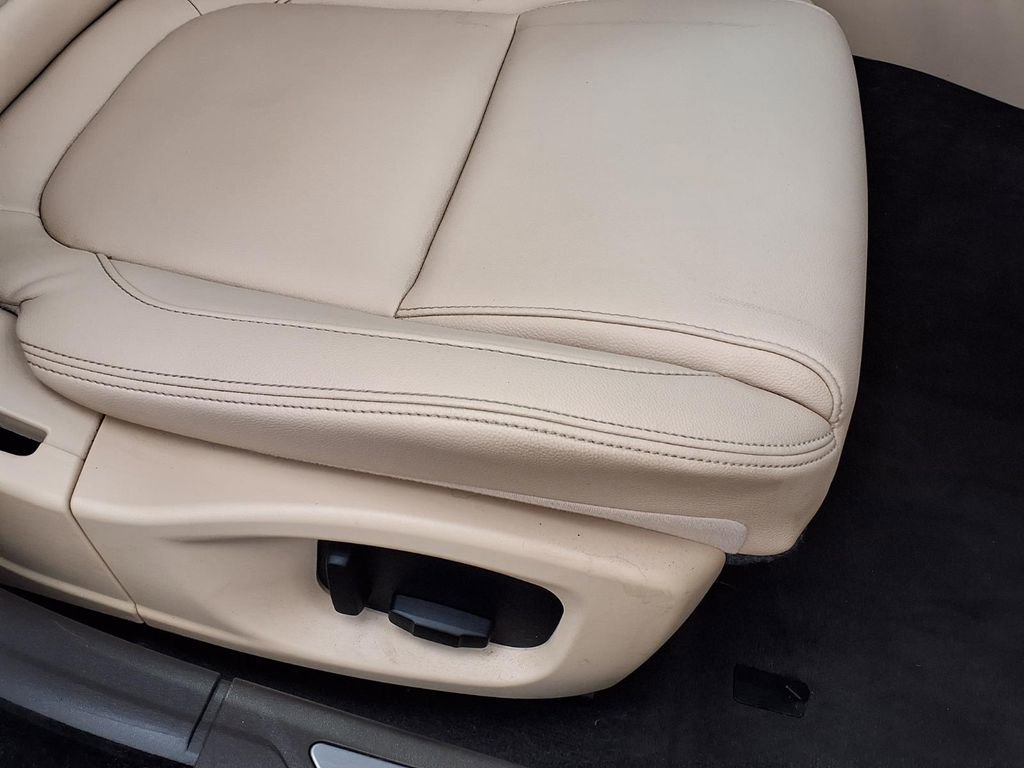 Used 2018 Jaguar XF Premium image 20