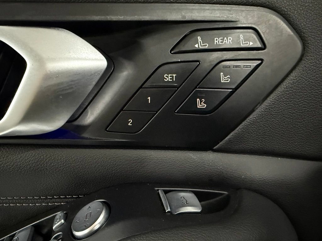 Used 2022 BMW X7 xDrive40i w/ M Sport Package AWD/4WD image 19