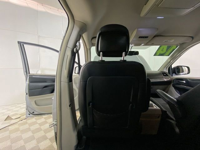 Used 2014 Chrysler Town & Country Touring w/ Driver Convenience Group image 36