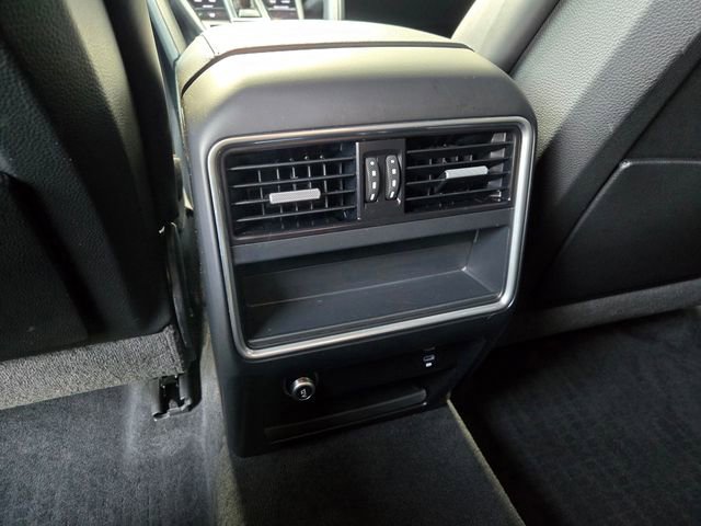 Used 2022 Porsche Cayenne Platinum Edition image 11