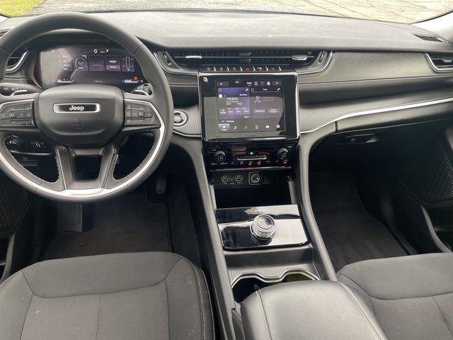 Used 2024 Jeep Grand Cherokee L Laredo image 3