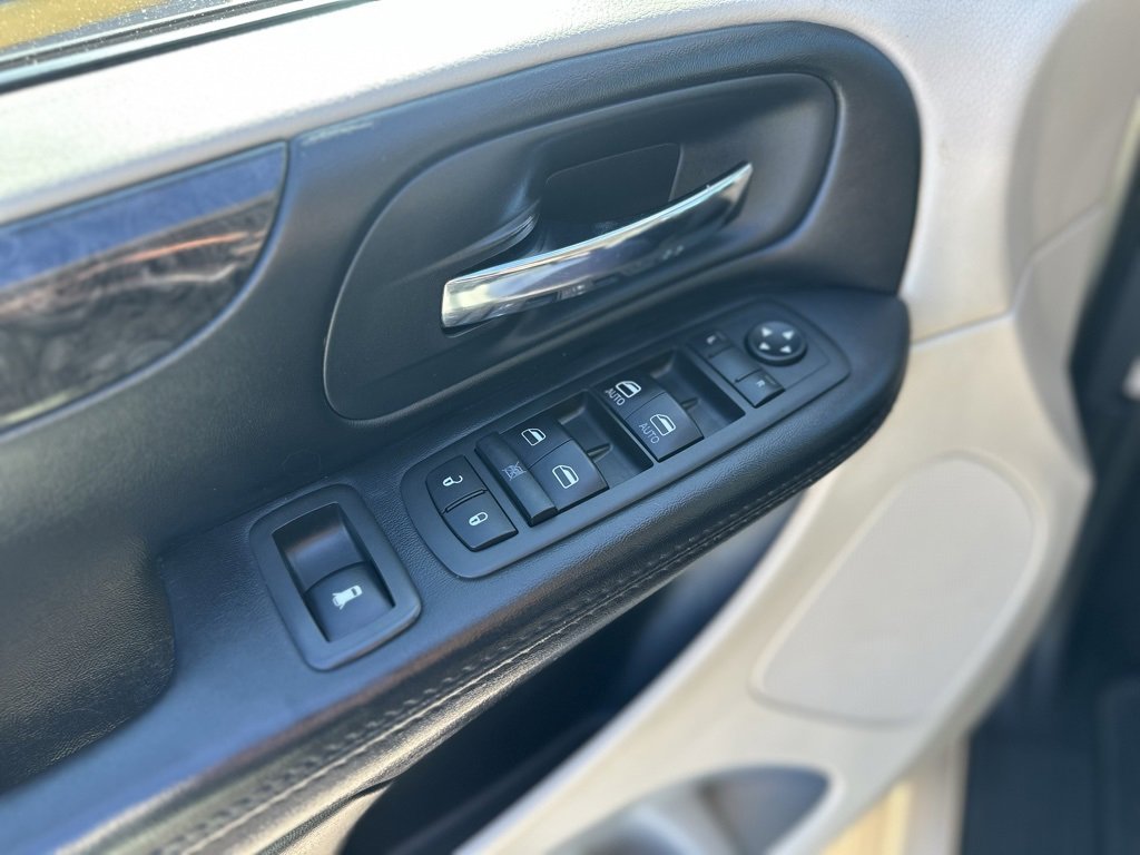 Used 2014 Dodge Grand Caravan SXT w/ UConnect Hands-Free Group image 30