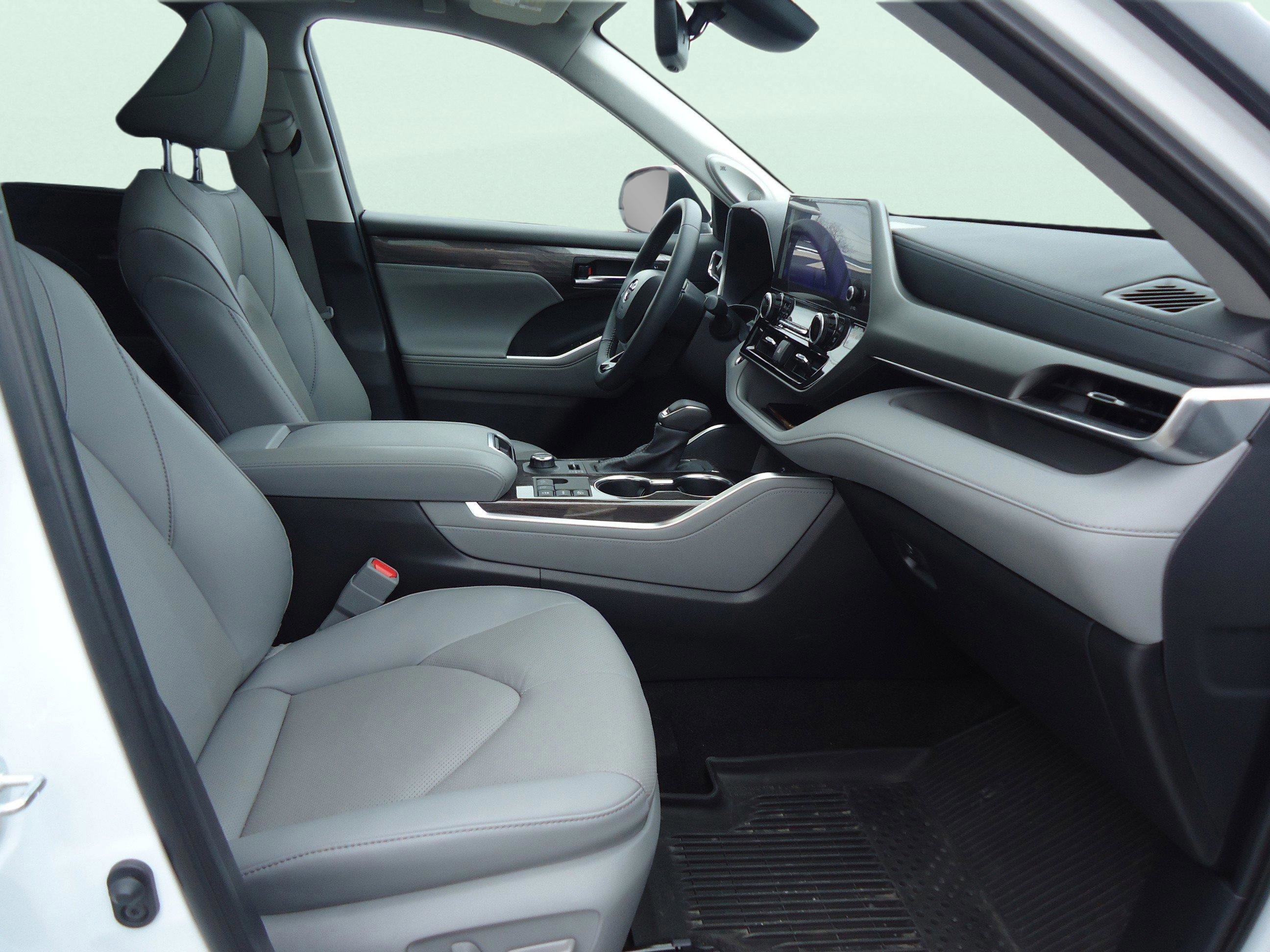 Used 2024 Toyota Highlander Limited AWD/4WD image 28