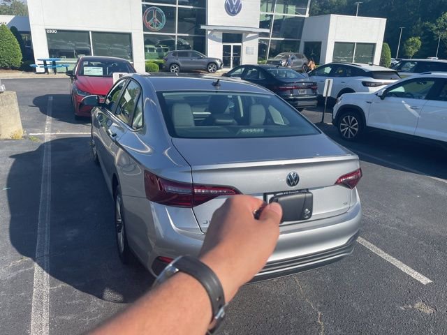 Used 2022 Volkswagen Jetta SE image 4