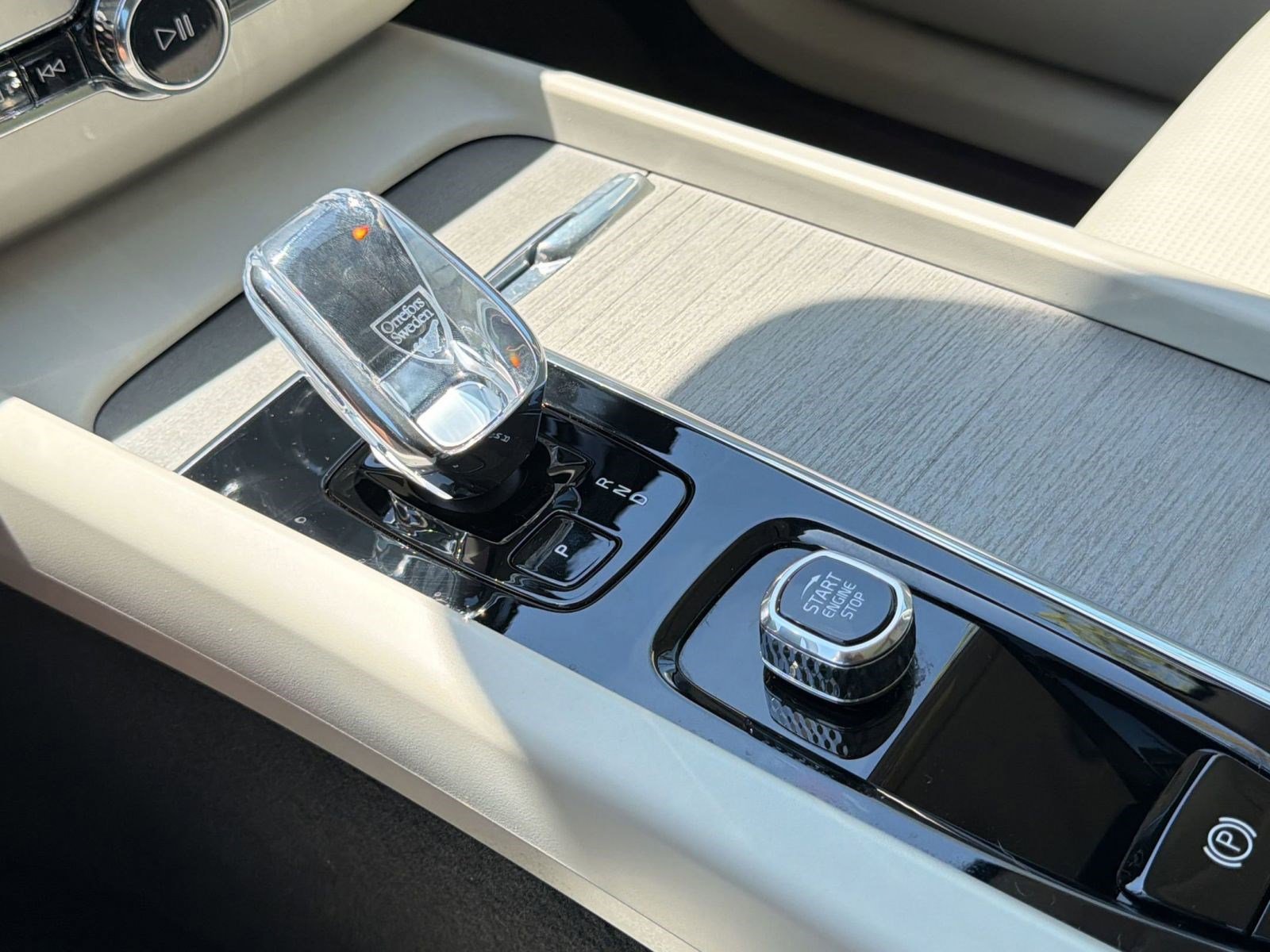 Used 2023 Volvo XC60 B5 Ultimate w/ Protection Package Premier image 18