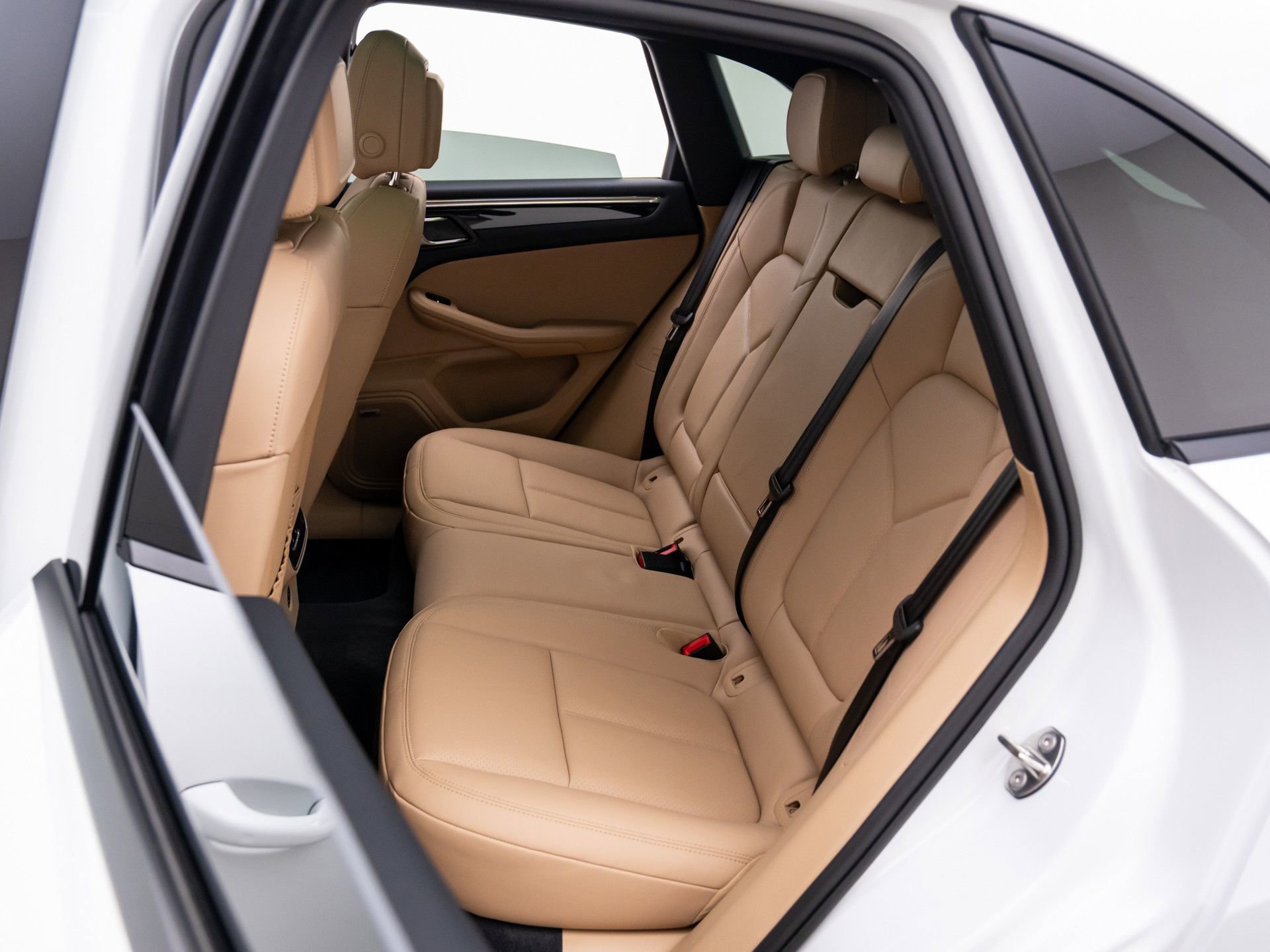 Certified 2025 Porsche Macan image 17