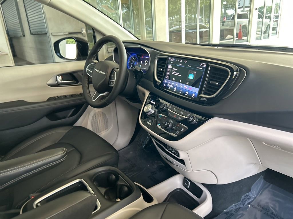 Used 2024 Chrysler Pacifica Touring-L FWD image 22