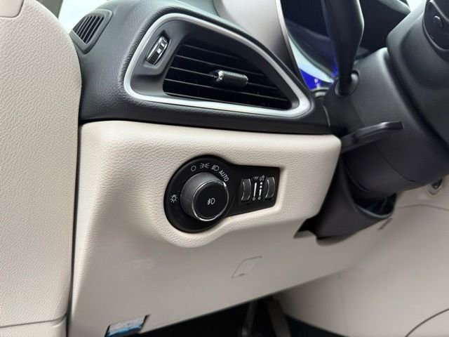 Used 2023 Chrysler Pacifica Touring-L FWD image 26