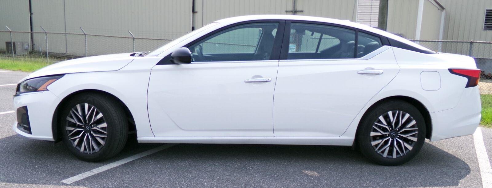 Used 2025 Nissan Altima 2.5 SV FWD image 2