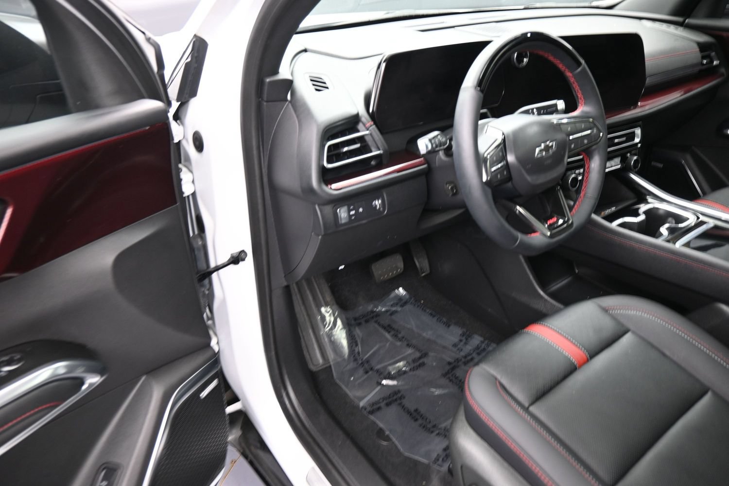 Used 2025 Chevrolet Traverse RS w/ LPO, Floor Liner Package FWD image 12