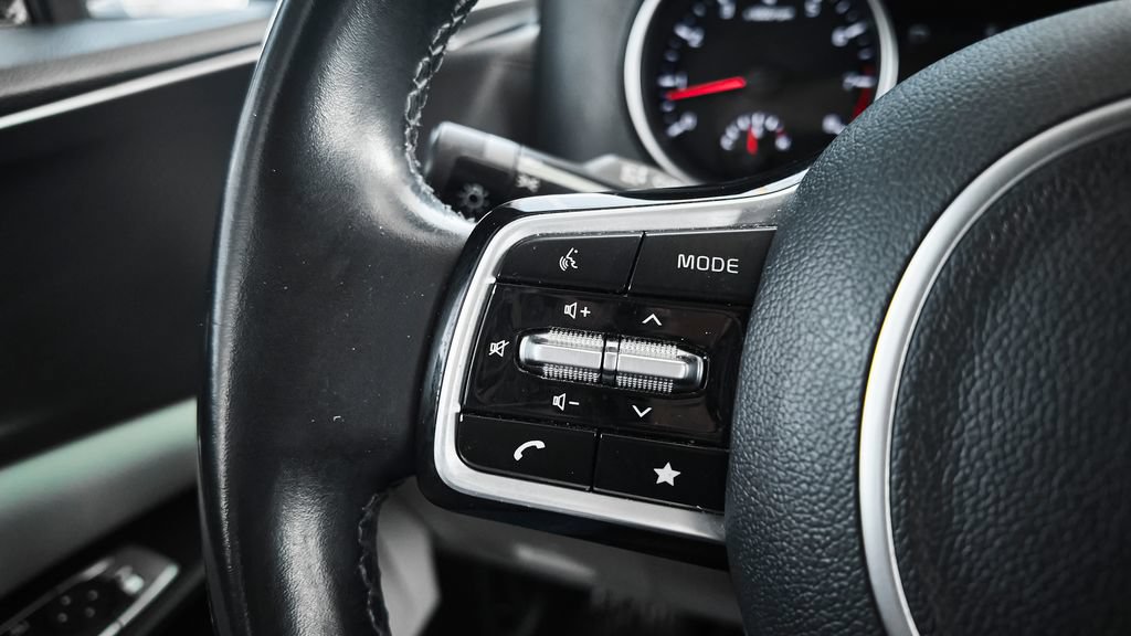 Used 2022 Kia Carnival LX FWD image 17