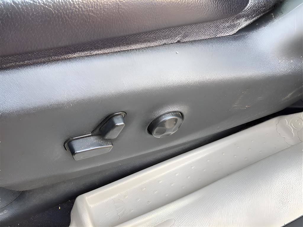 Used 2018 Chrysler Pacifica Touring-L image 42