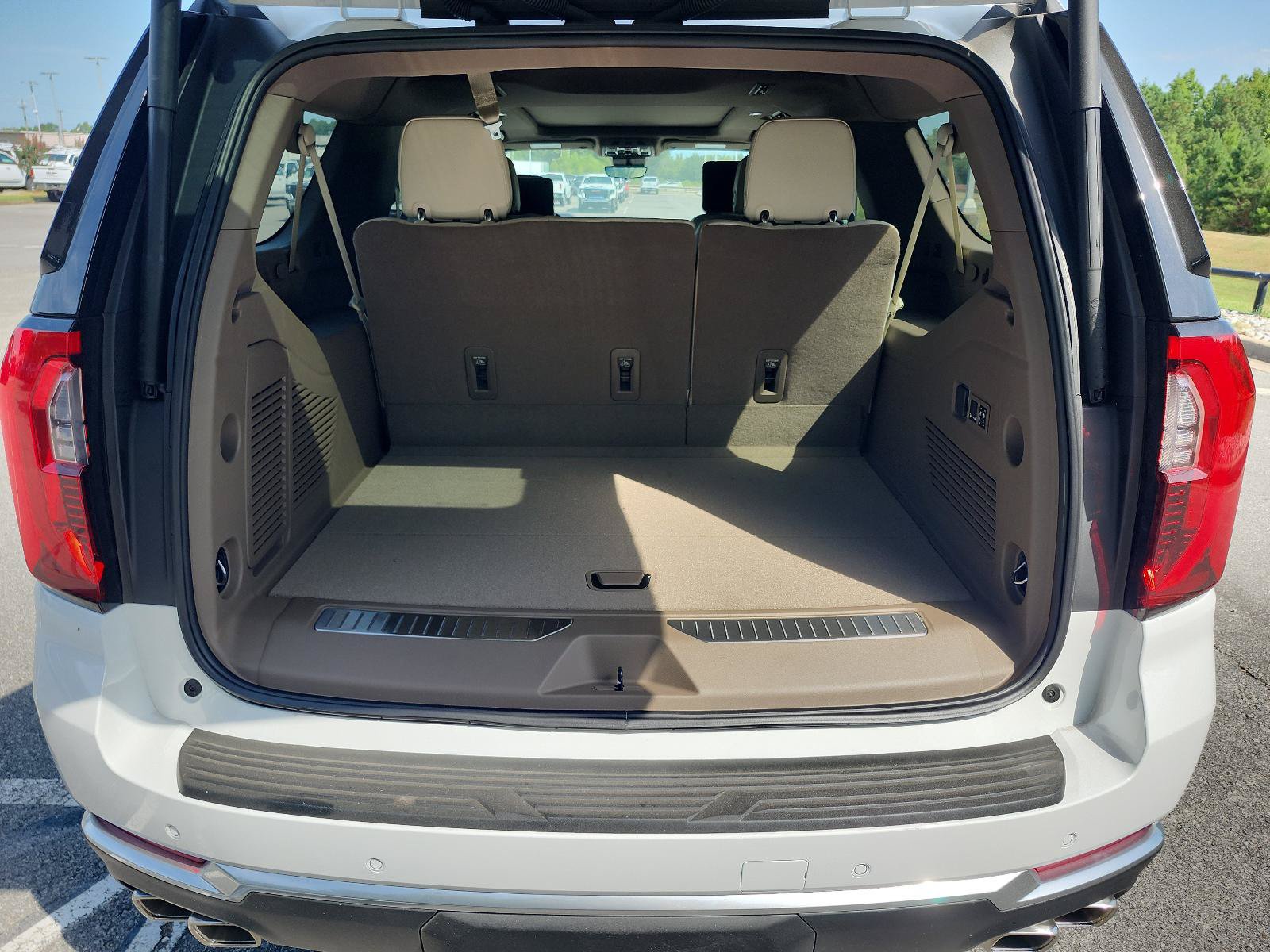 New 2026 GMC Yukon XL Denali w/ Denali Reserve Package AWD/4WD image 8