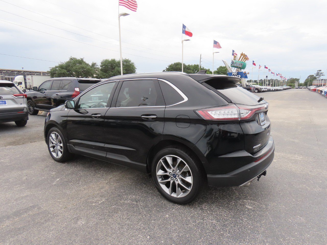 Used 2017 Ford Edge Titanium w/ Technology Package FWD image 17
