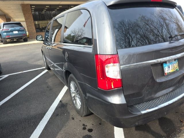 Used 2015 Chrysler Town & Country Touring-L w/ Driver Convenience Group image 11