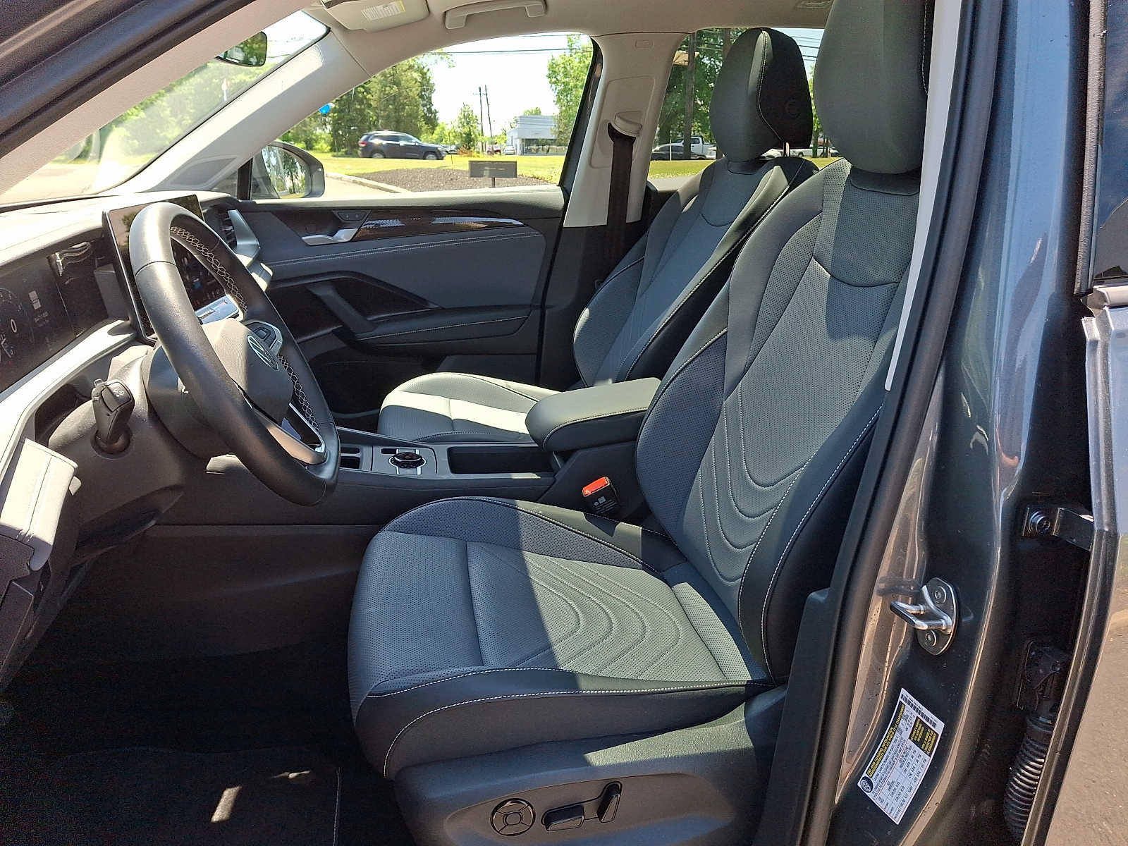 Used 2025 Volkswagen Tiguan SE w/ Panoramic Sunroof Package AWD/4WD image 11
