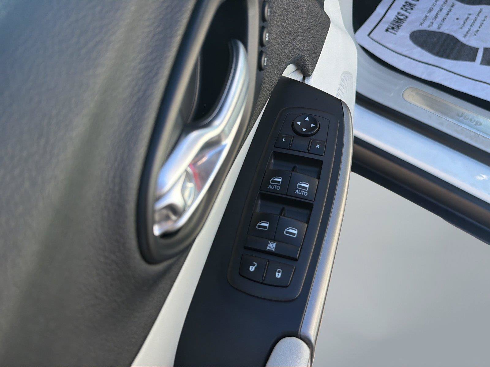 Used 2021 Jeep Cherokee Limited AWD/4WD image 24