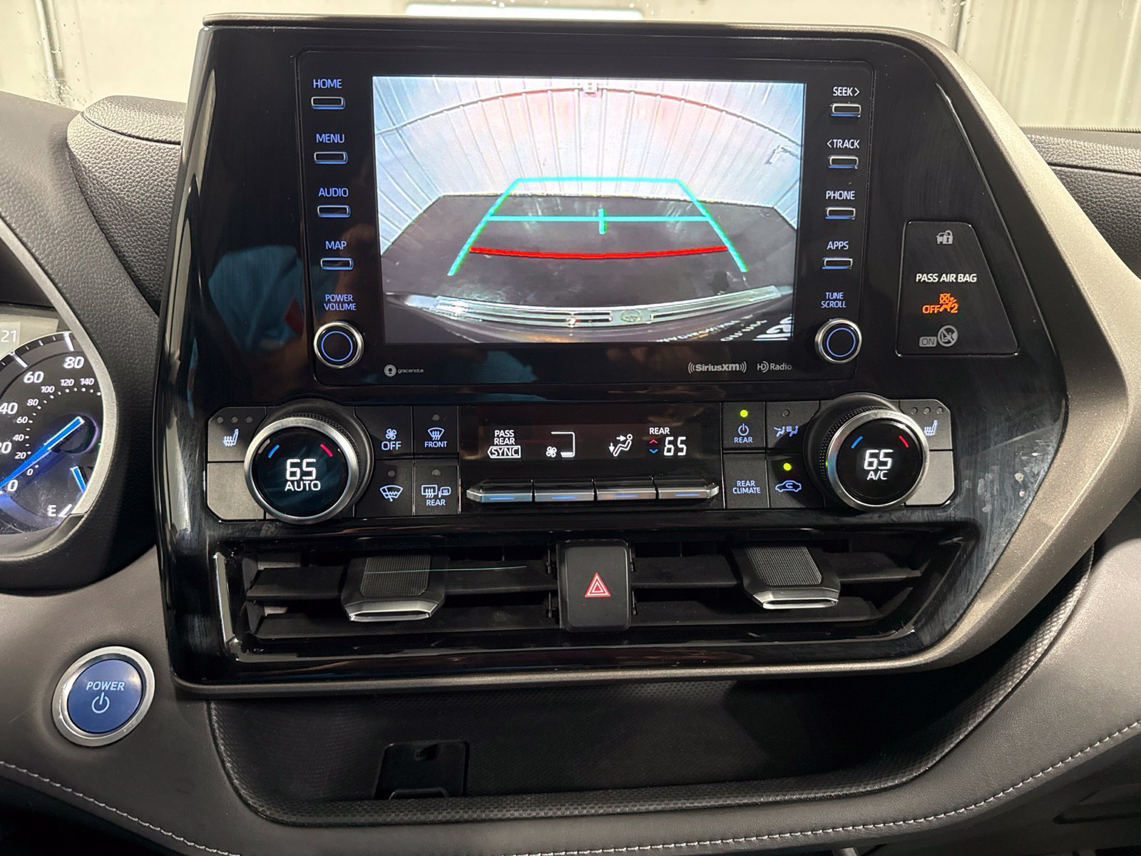 Used 2020 Toyota Highlander XLE AWD/4WD image 36