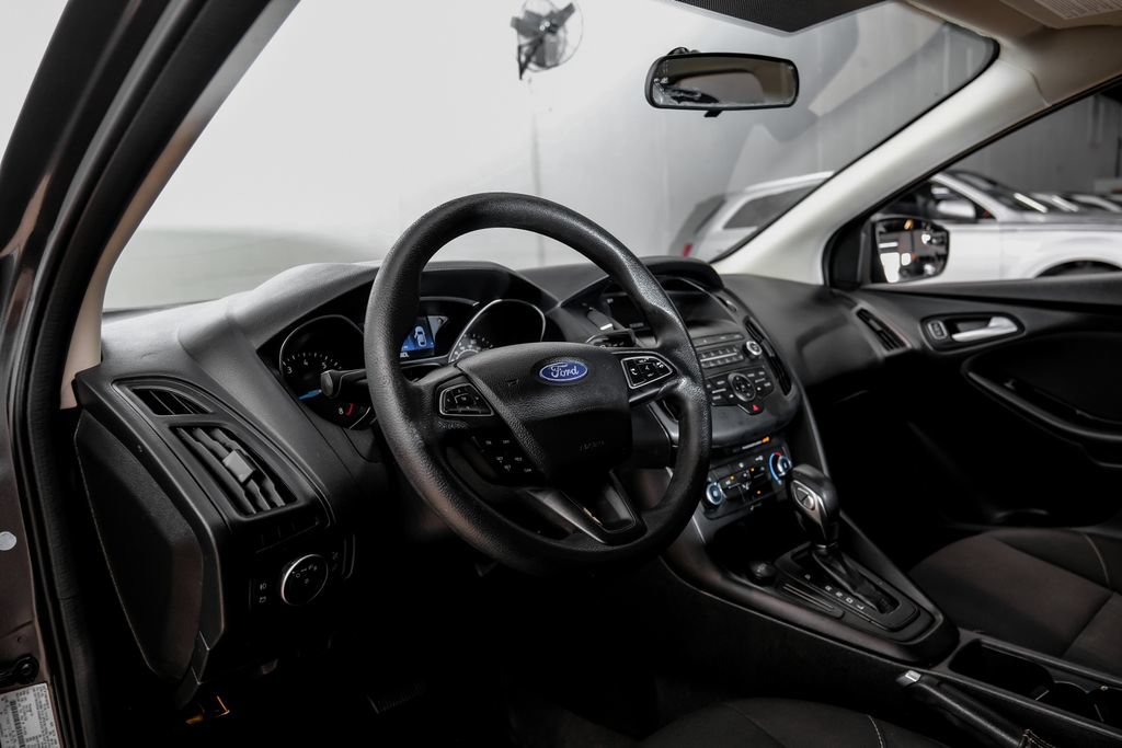 Used 2018 Ford Focus SE w/ SE Appearance Package FWD image 3
