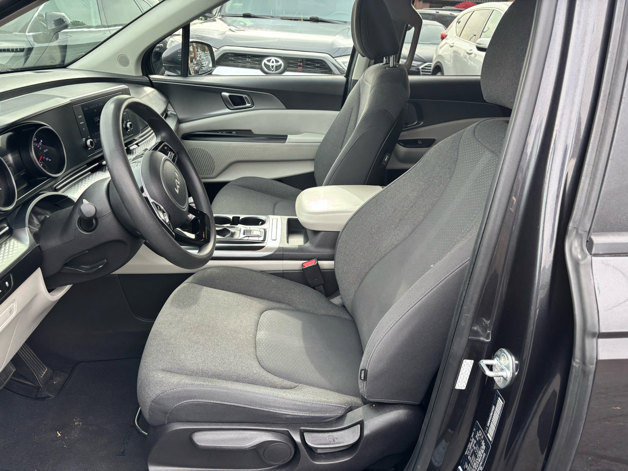 Used 2022 Kia Carnival LX image 8