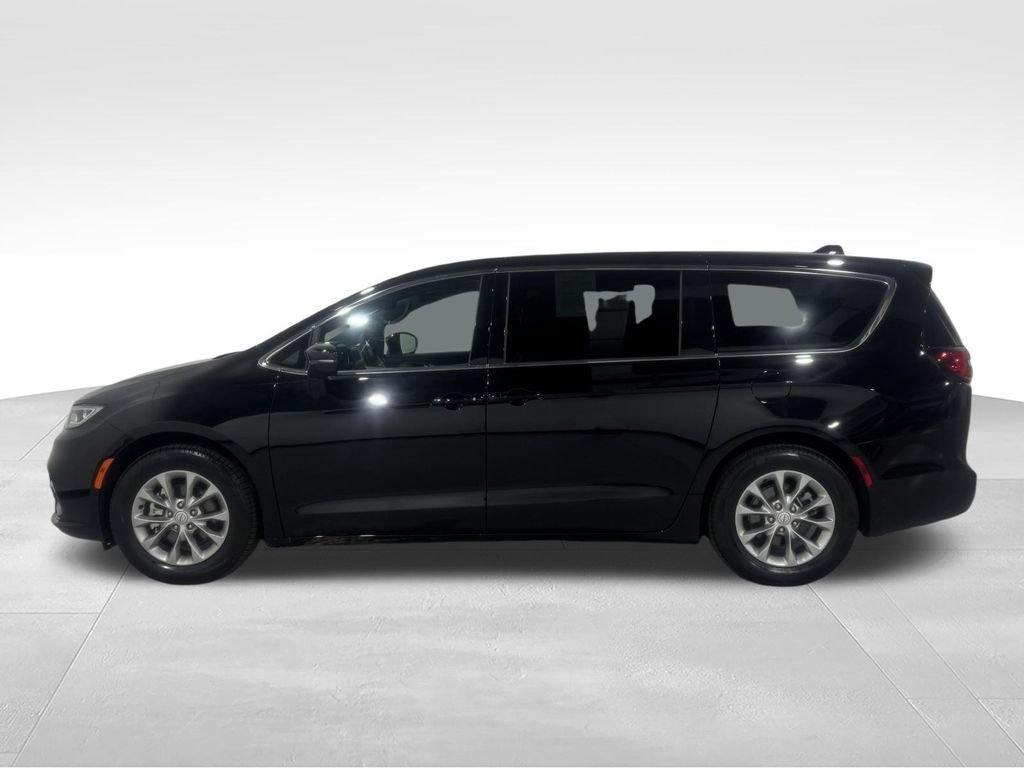 Used 2026 Chrysler Pacifica Limited FWD image 13