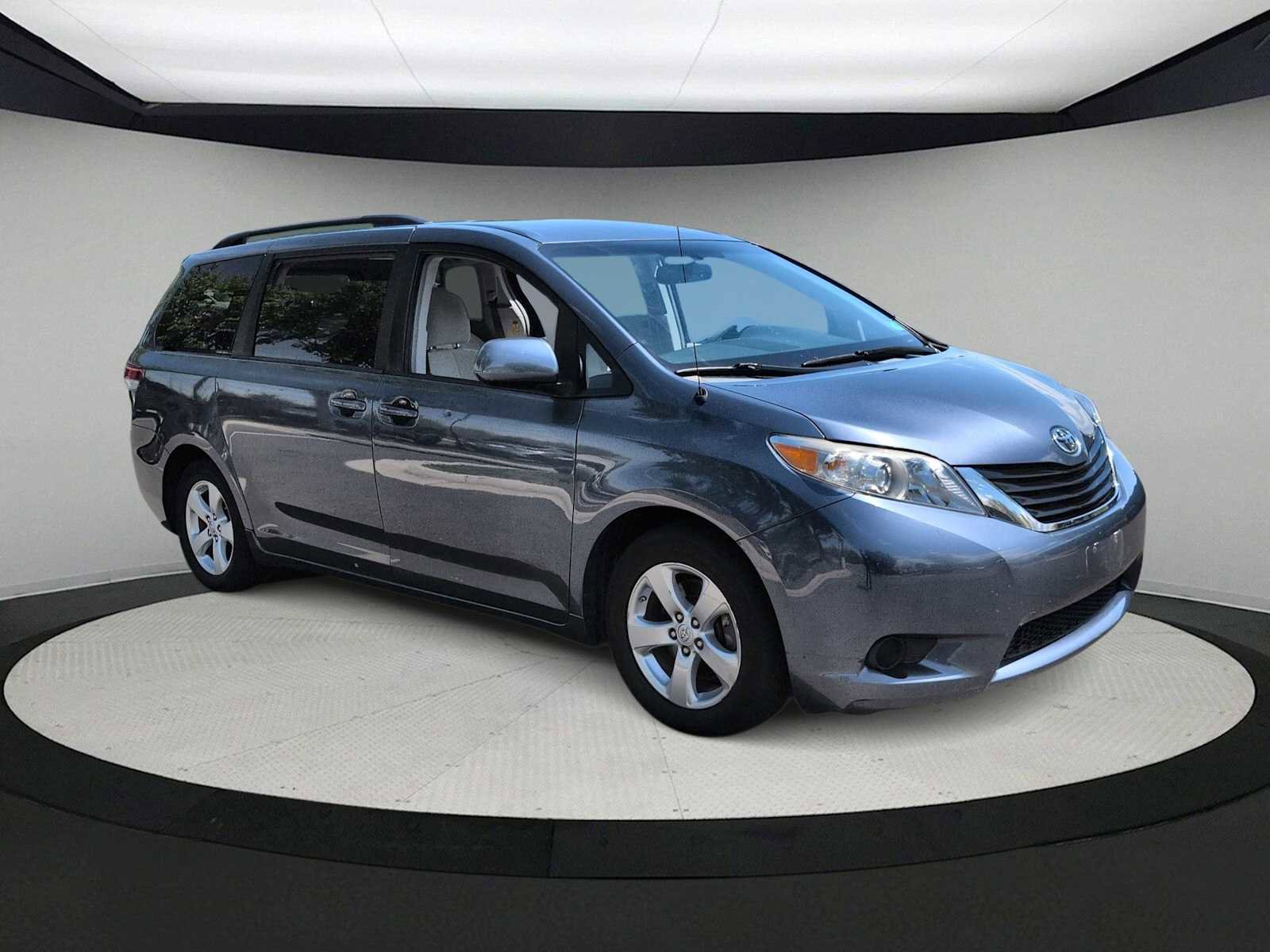 Used 2014 Toyota Sienna LE image 2