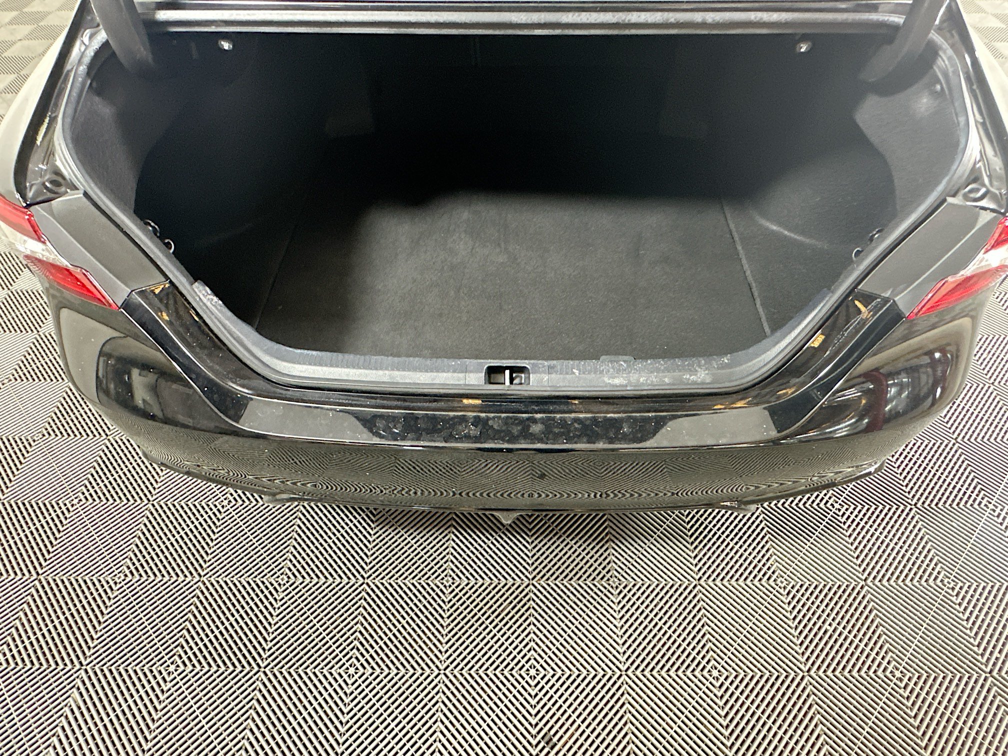 Used 2022 Toyota Camry XSE FWD image 31