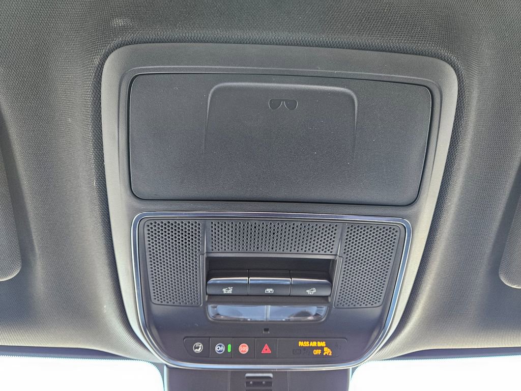 Used 2024 Chevrolet Traverse RS image 16