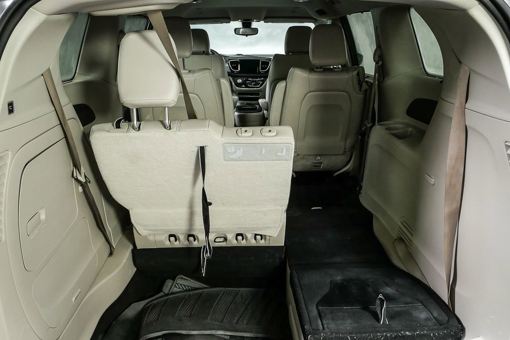 Used 2018 Chrysler Pacifica Touring-L image 30